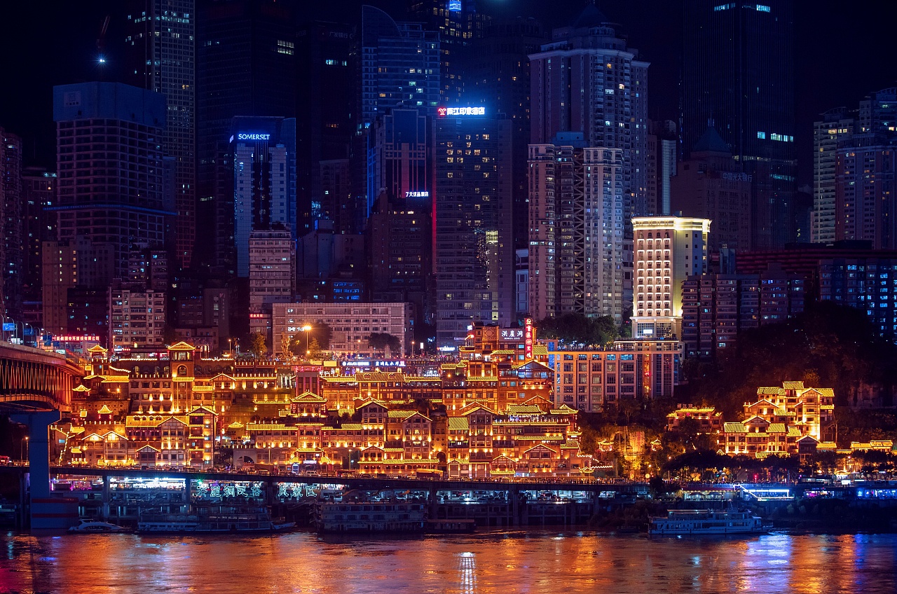 現(xiàn)實(shí)版的千與千尋精靈洞 重慶-洪崖洞